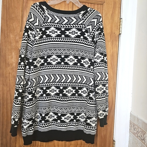 Forever 21 Women's Button Front Black & White Aztec Cardigan Sweater, Size M - Picture 5 of 8